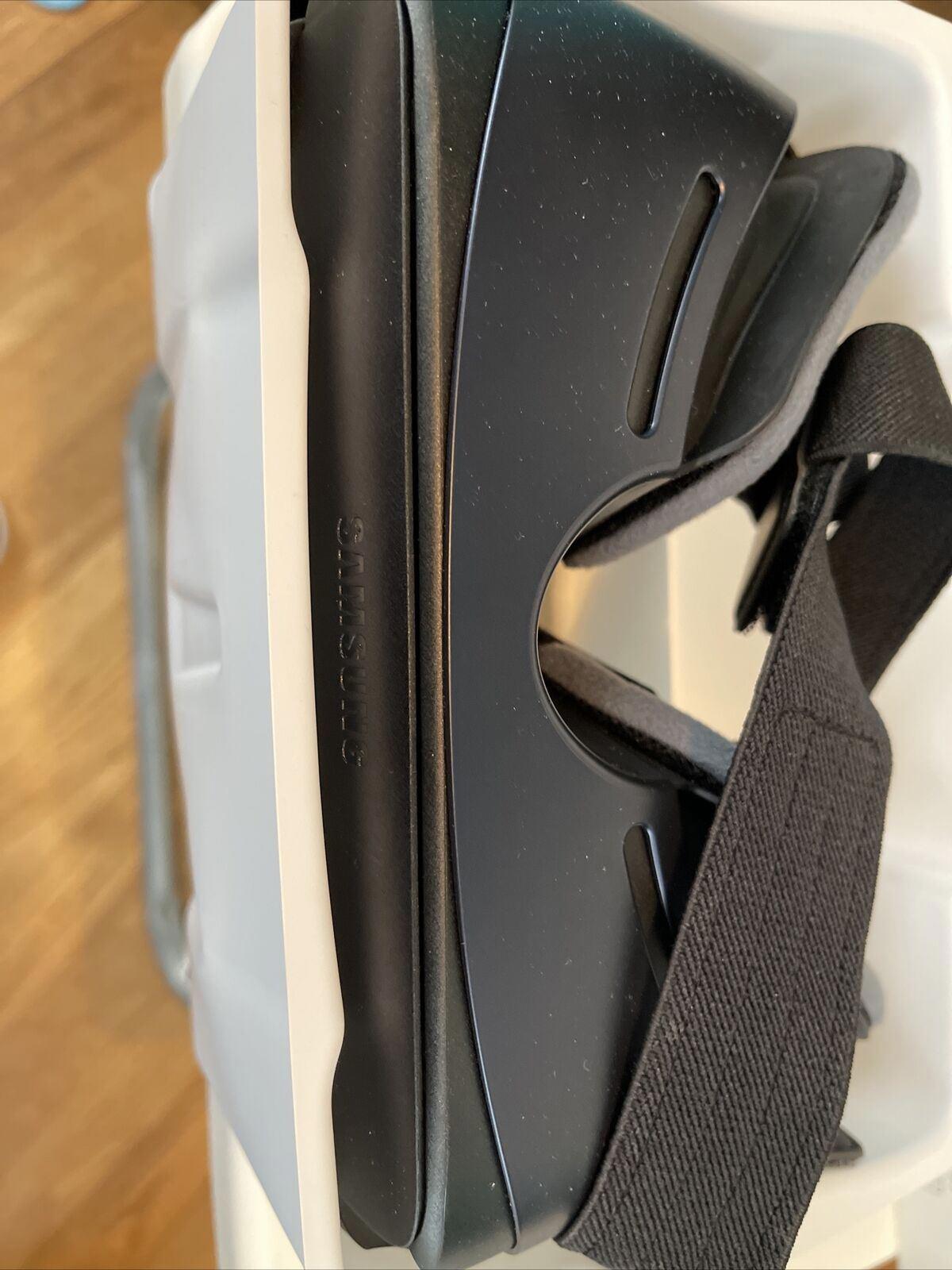 Samsung Gear VR 2 Oculus Virtual Reality Headset (17)