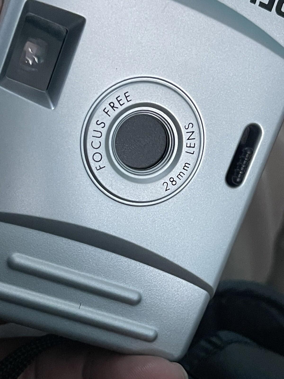 BELL & HOWELL Point And Shoot 35MM Film Camera "Focus Free"  28MM Lens With Case