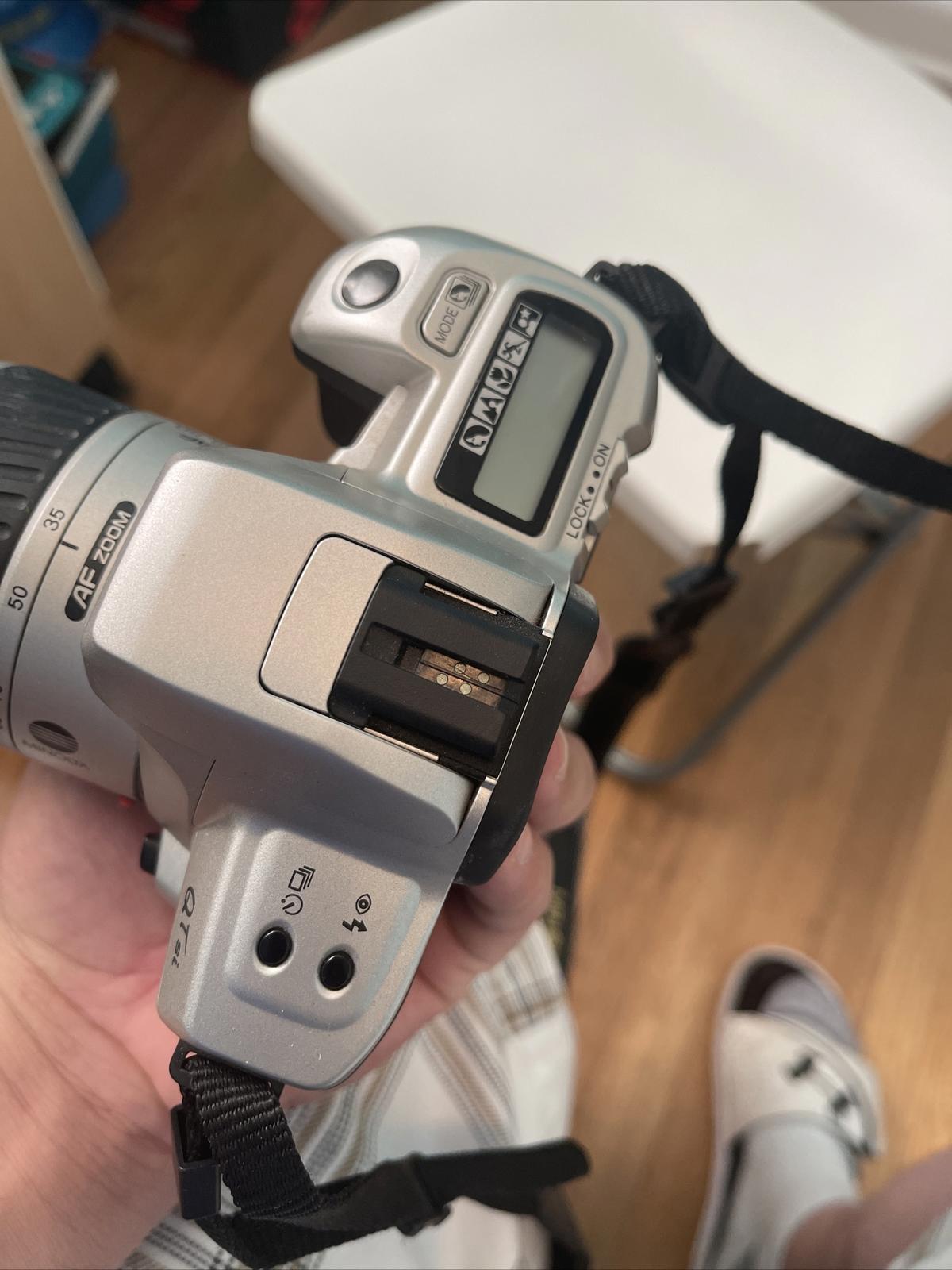 minolta qtsi maxxum 35mm Film Camera W 35-80 AF Lens  Works Good