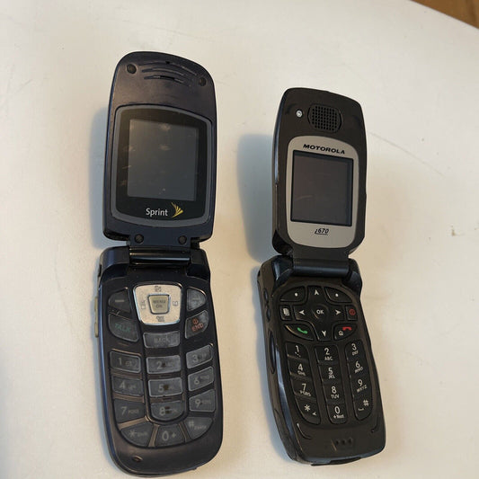 lot of 2 vintage flip phones 