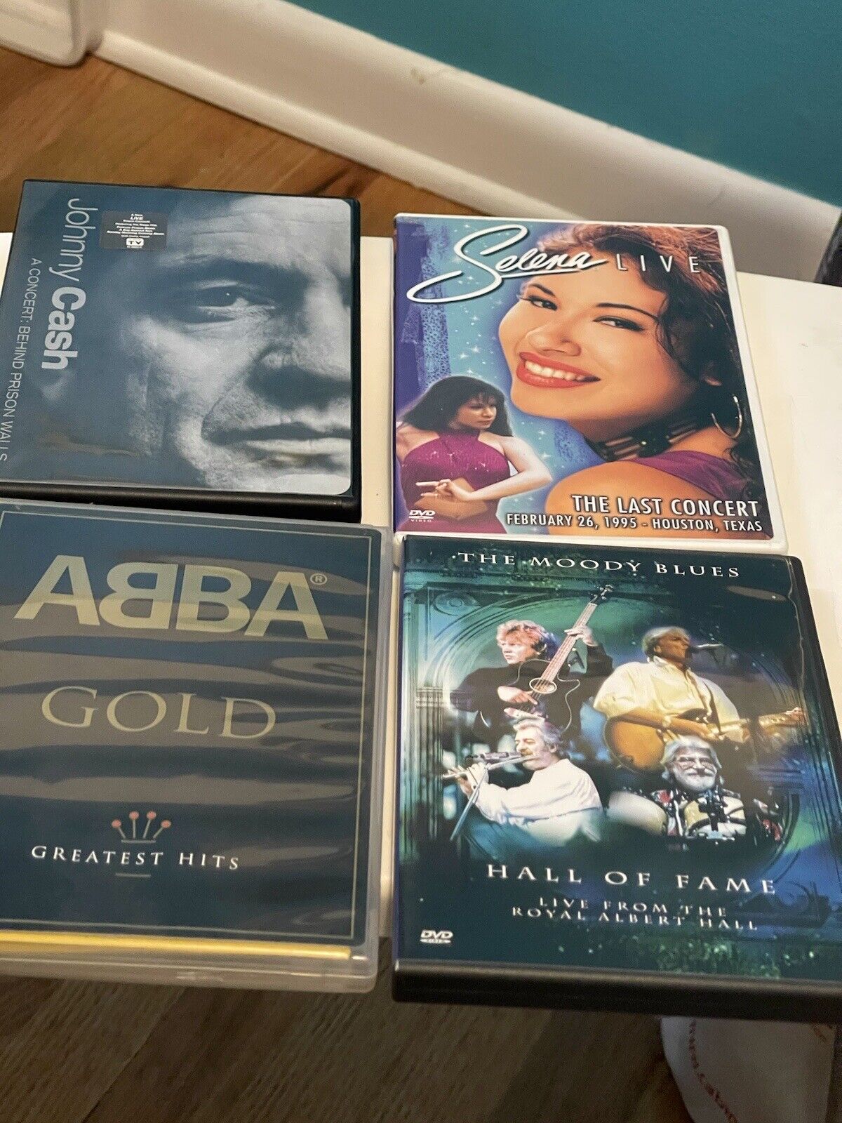 Abba ,Selena, The moody blues and Johnny cash in concert dvds. (23)