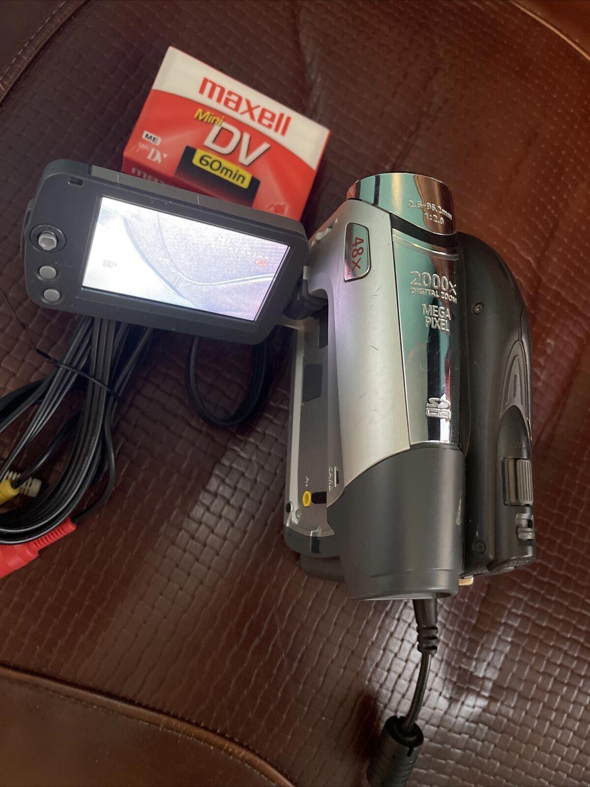 Canon DC320 DVD/SD Card Camcorder, Battery, Charger, (11)