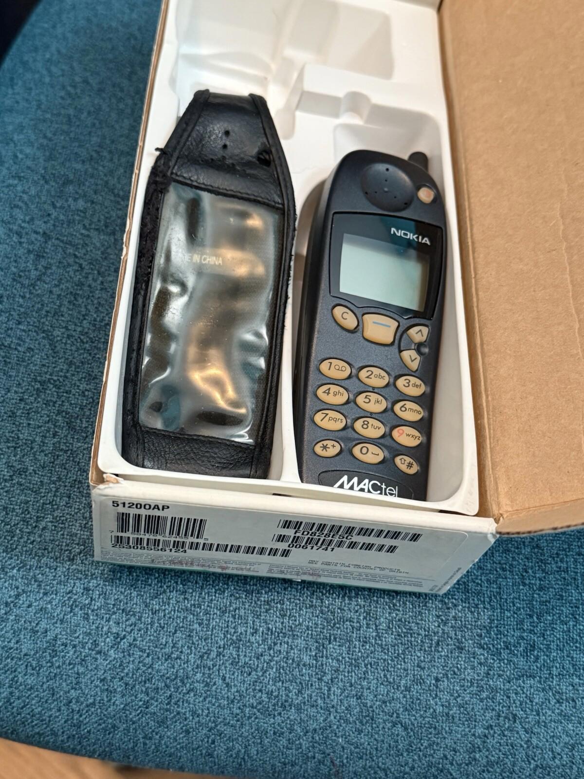NOKIA 5120 VINTAGE CELLPHONE INCLUDES BATTERY, CASE W/BELT CLIP ( Untested)