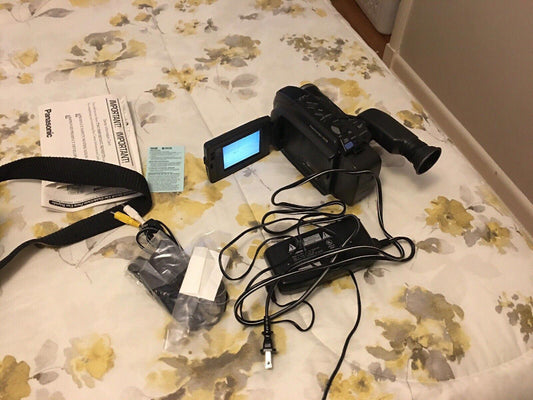 Panasonic Palmcorder PalmSight Camcorder PV-L657D with Manual in Case