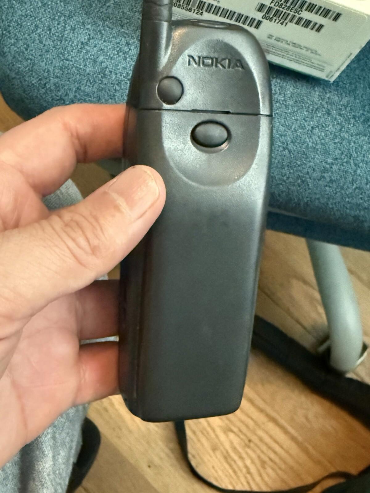 NOKIA 5120 VINTAGE CELLPHONE INCLUDES BATTERY, CASE W/BELT CLIP ( Untested)