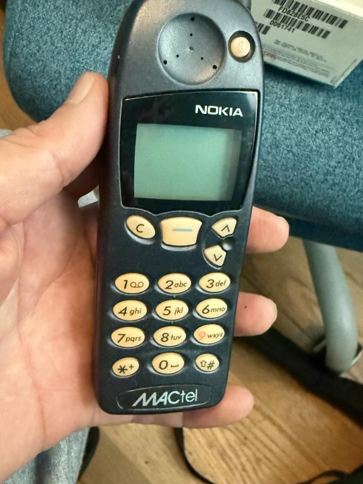 NOKIA 5120 VINTAGE CELLPHONE INCLUDES BATTERY, CASE W/BELT CLIP ( Untested)