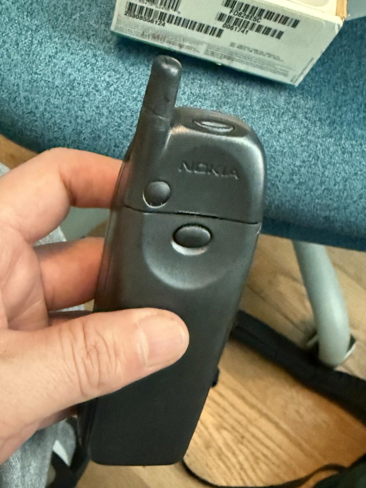 NOKIA 5120 VINTAGE CELLPHONE INCLUDES BATTERY, CASE W/BELT CLIP ( Untested)