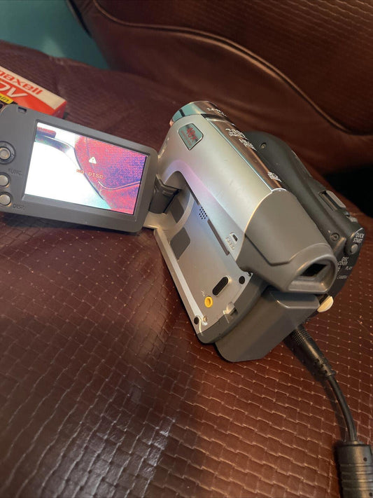 Canon DC320 DVD/SD Card Camcorder, Battery, Charger, (11)